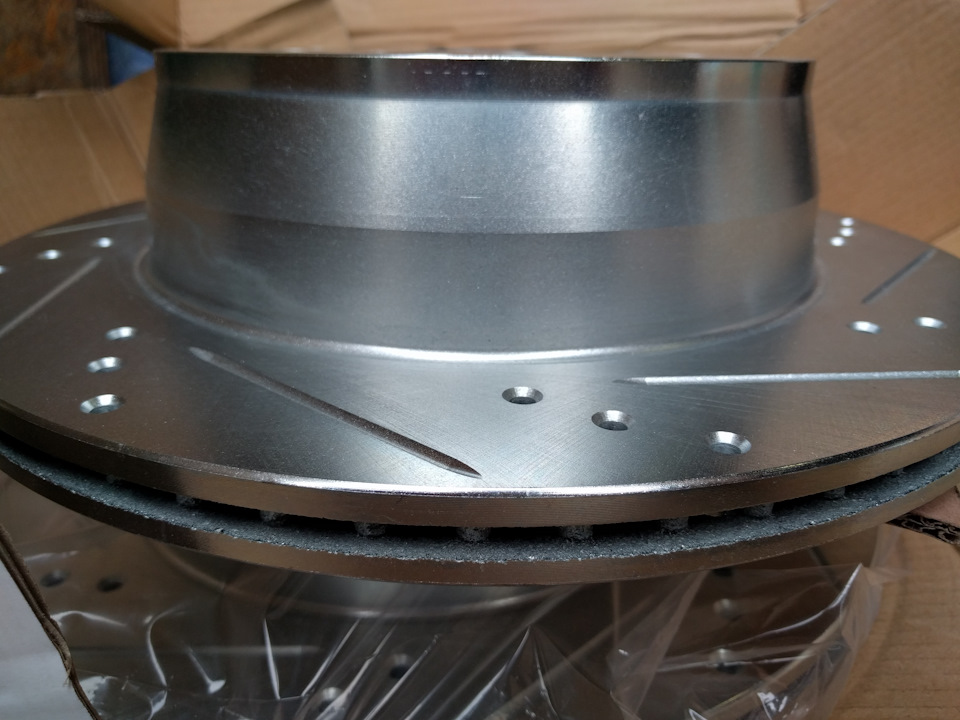 Кращі бюджетні гальма R1concepts LINE DRILLED & SLOTTED FULL KIT W/ PADS 4