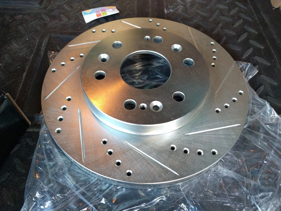 Кращі бюджетні гальма R1concepts LINE DRILLED & SLOTTED FULL KIT W/ PADS