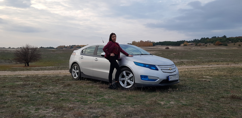 Volt позує на камеру 1