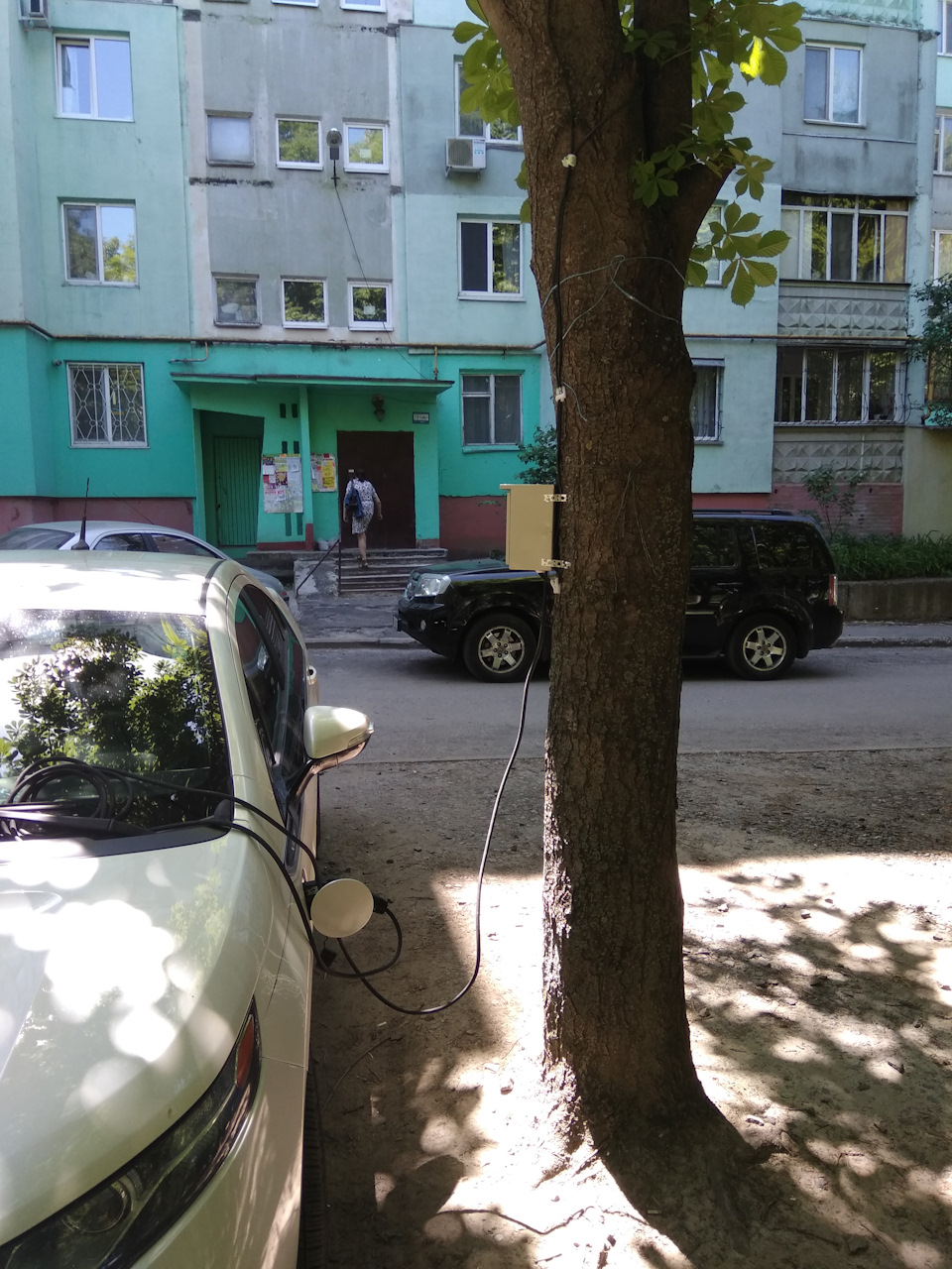 зарядка біля будинку 2
