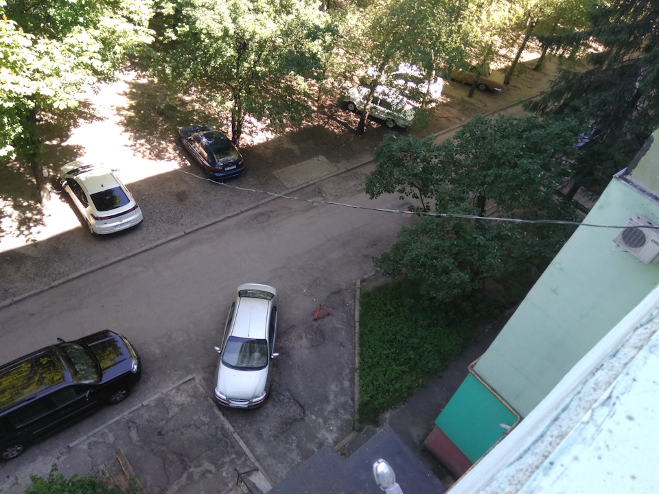 зарядка біля будинку 5