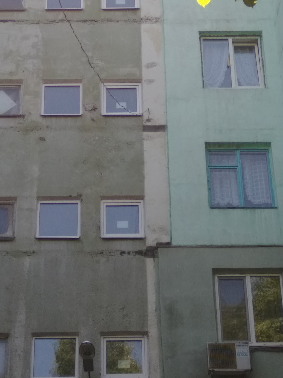 зарядка біля будинку 4