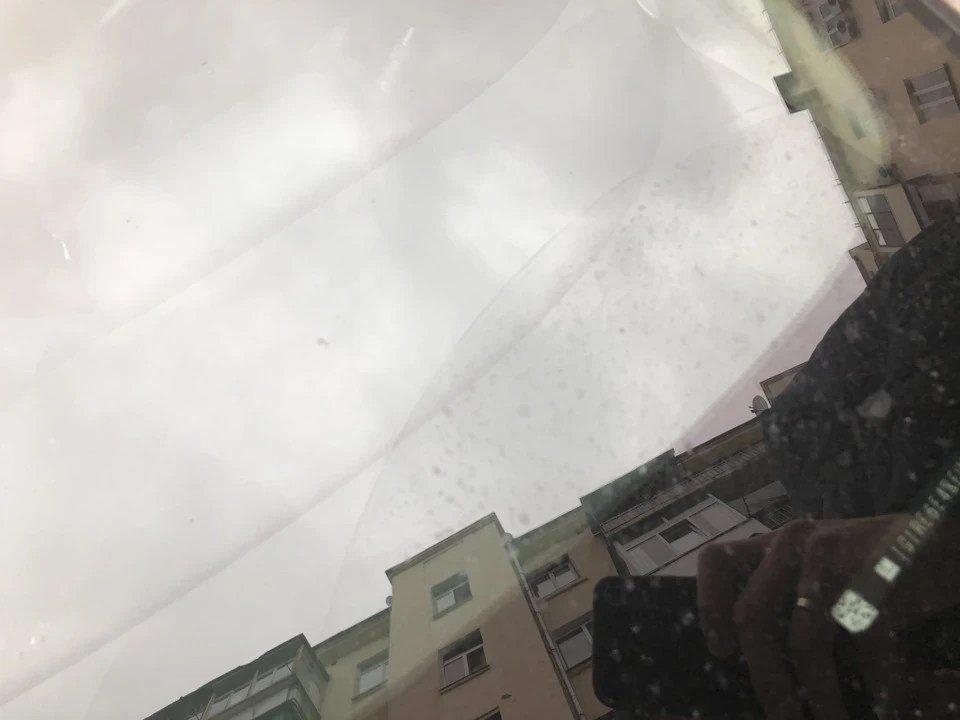 Тріщина на лобовому склі.