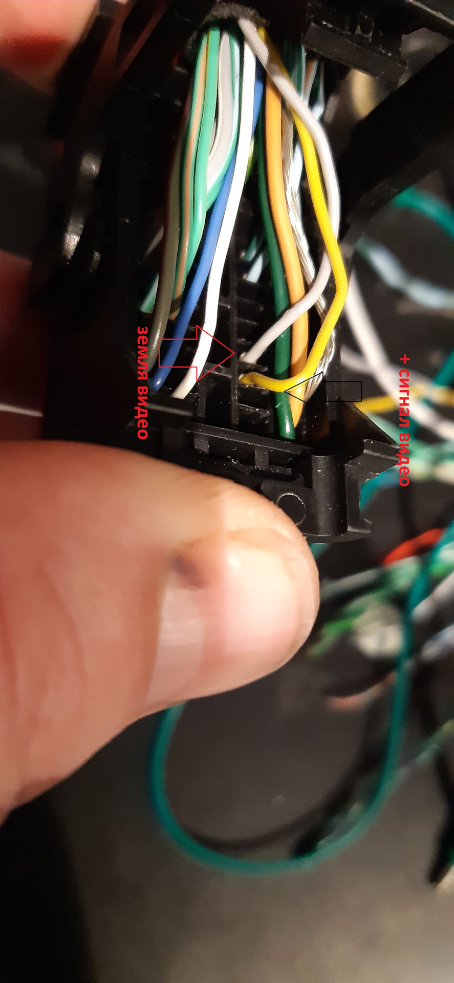 передня камера UConnect 8.4 Harman 1