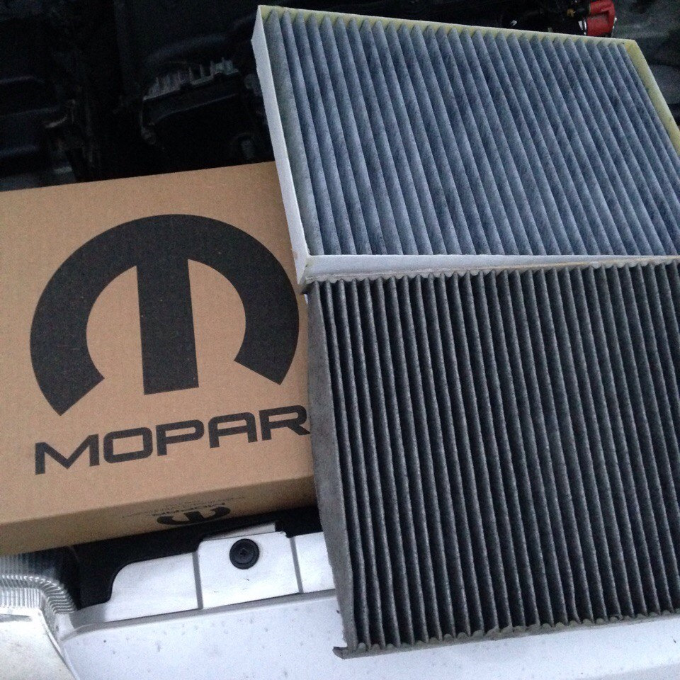 Заміна фільтра салону оригінал Mopar 1
