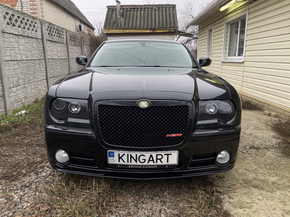 Шильдик HEMI на грати 5
