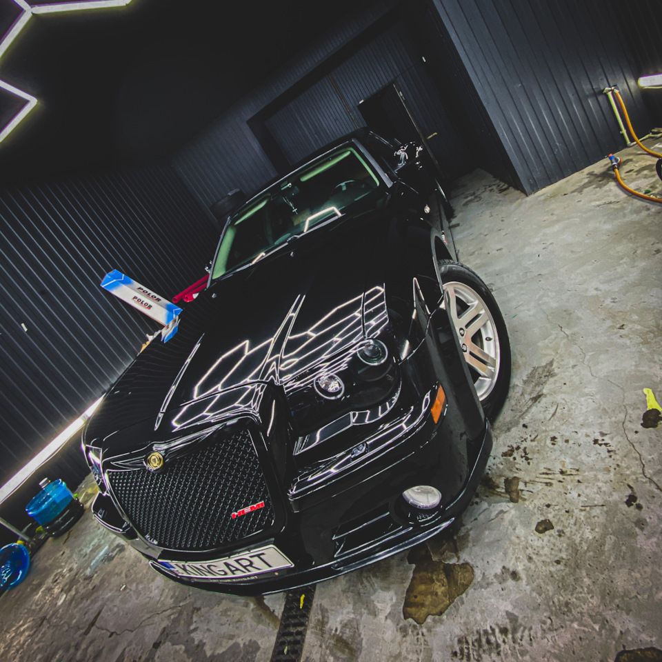Шильдик HEMI на грати 1