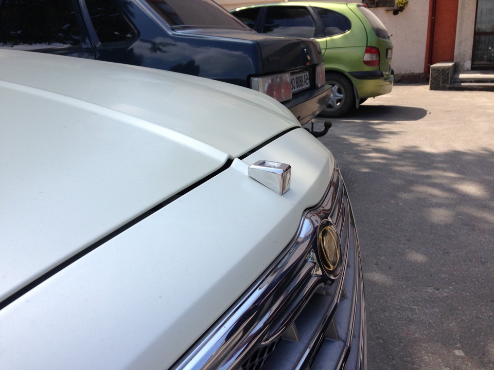 Подіум під Емблему на Chrysler 300 2