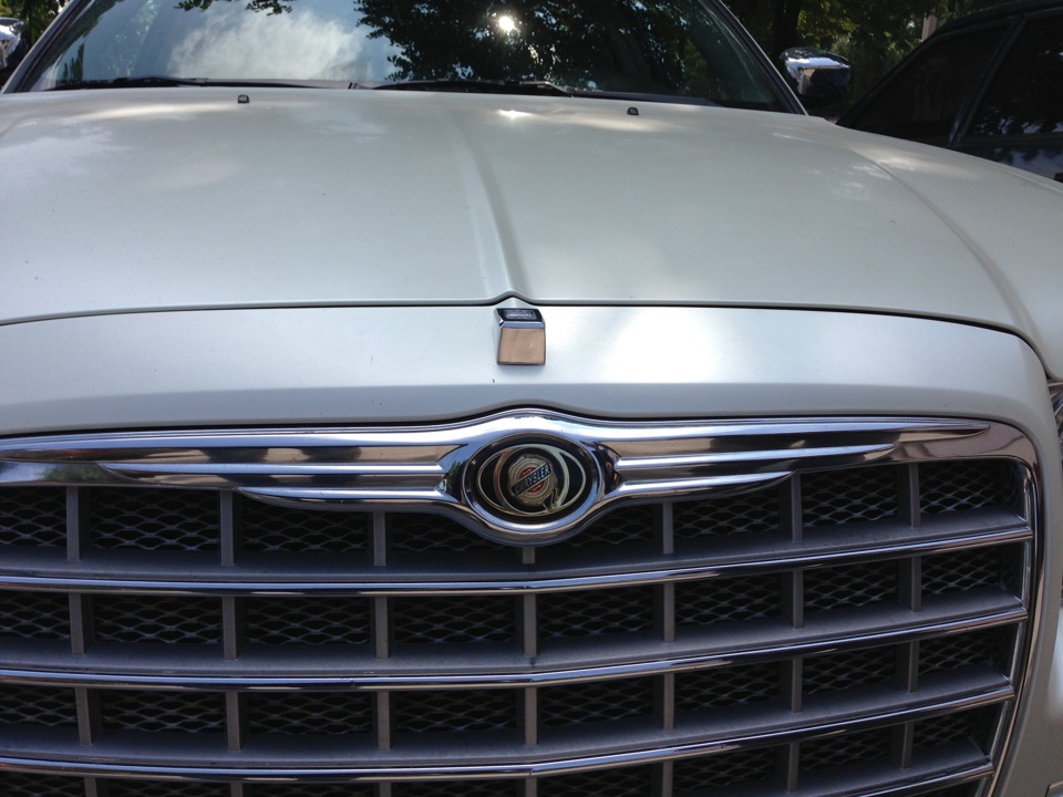 Подіум під Емблему на Chrysler 300 1