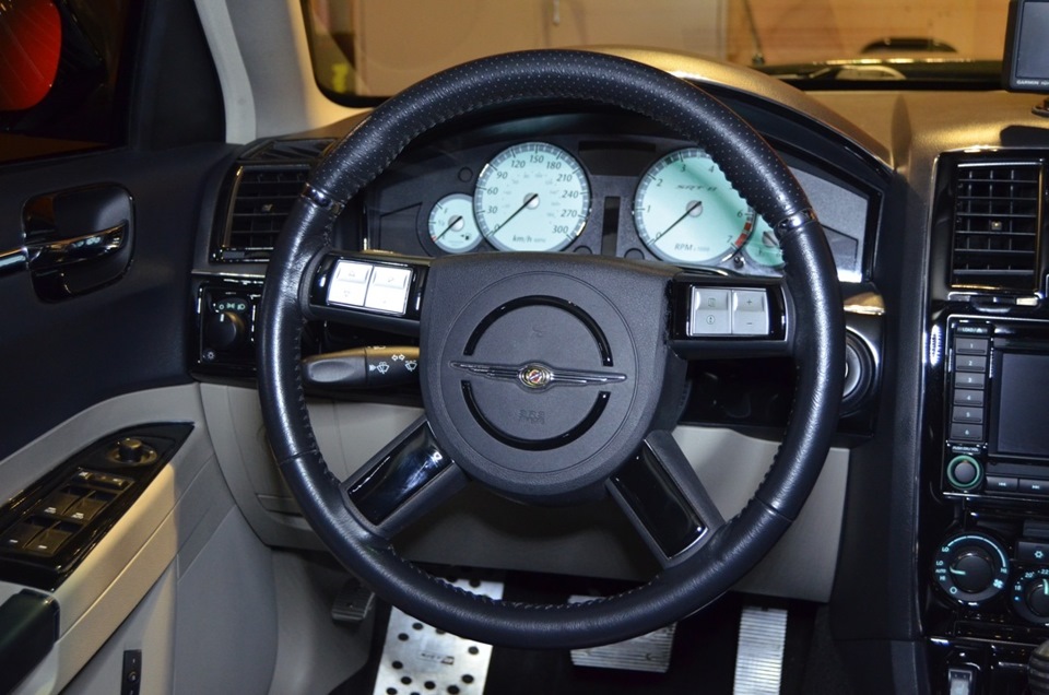 Приладова панель Gloss Black на Chrysler 300 5