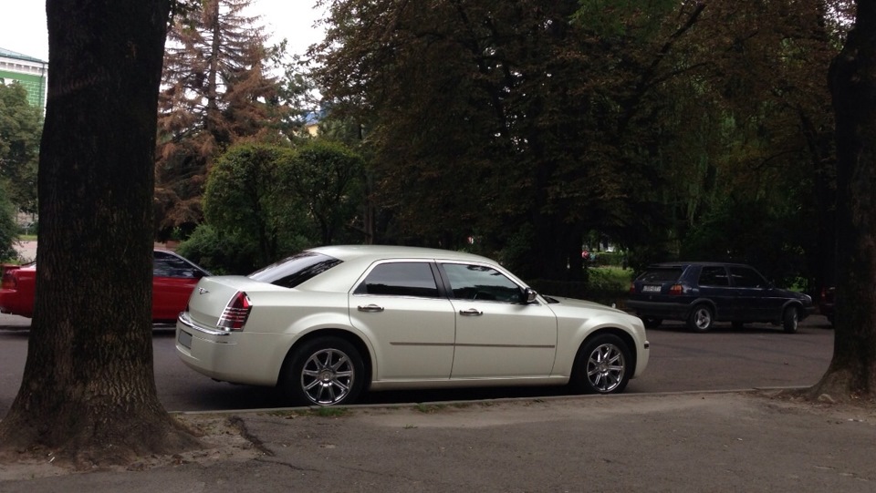 Приліпив молдинги на двері. Chrysler 777 3