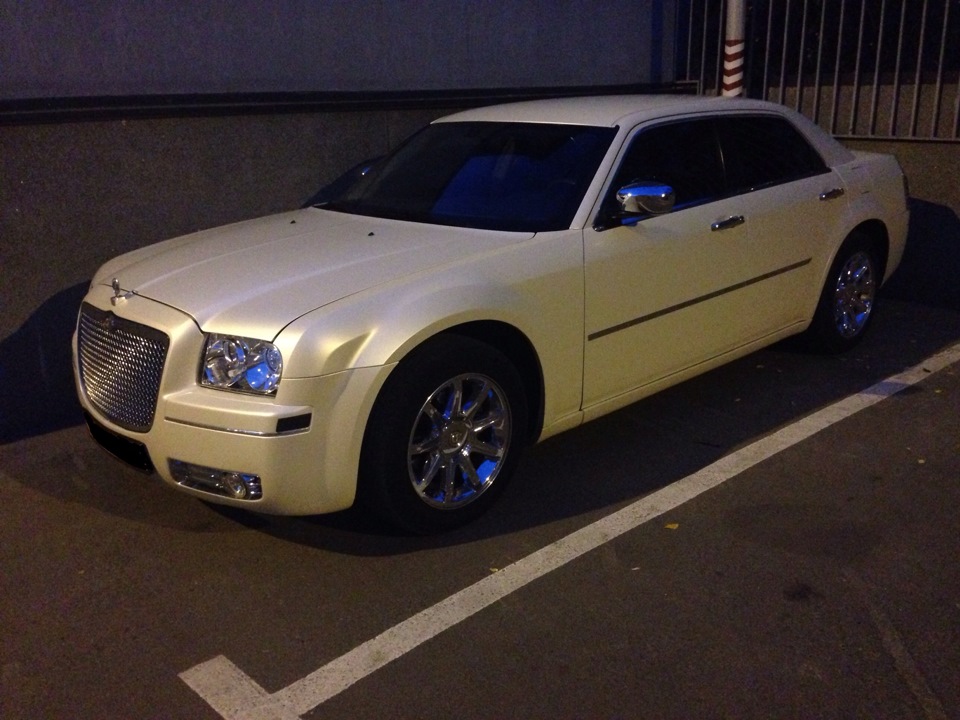 Приліпив молдинги на двері. Chrysler 777 2