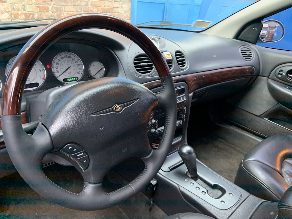 Рестайлінгове кермо, airbag з пташкою та педалі від 300С SRT 4