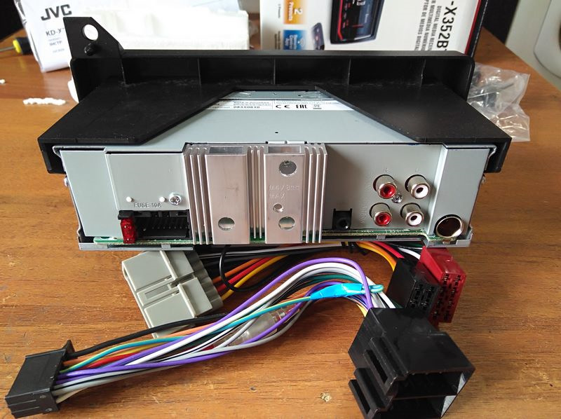 Встановив магнітолу. JVC KD-X352BT 2