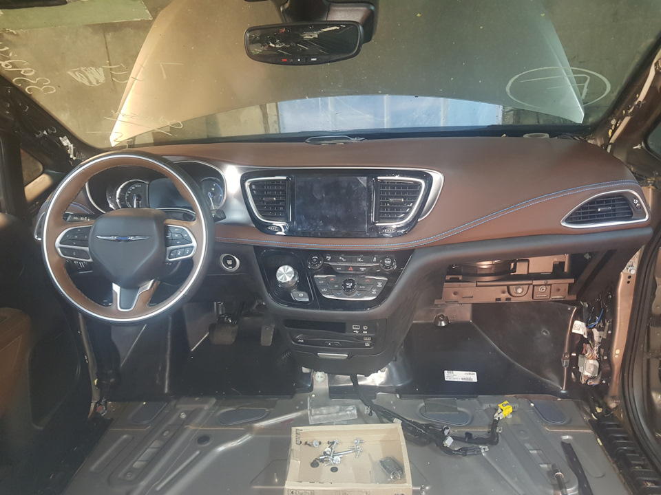 Ремонт торпедо chrysler pacifica 1