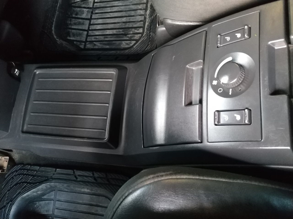 Марафет салону. Миття центральної консолі Chrysler Pacifica 1