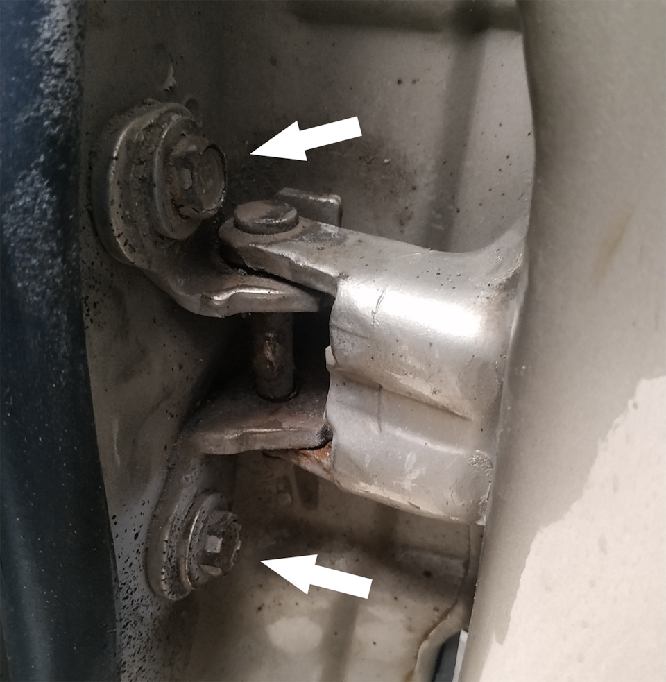 Прибираємо люфт водійських дверей на Chrysler Pacifica 3