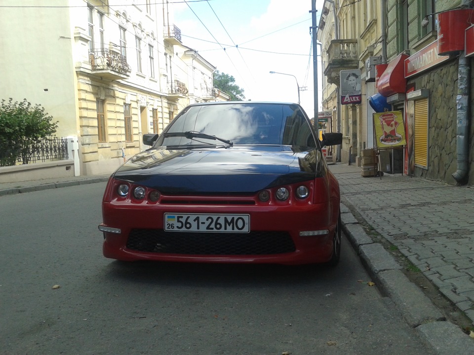 Червона красуня в районі 3