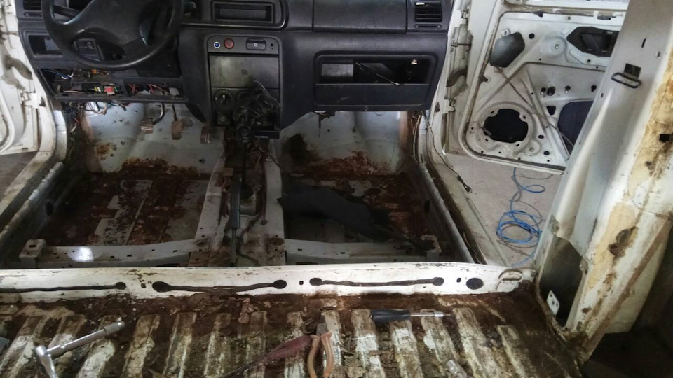 Почали розбирати кузов 1