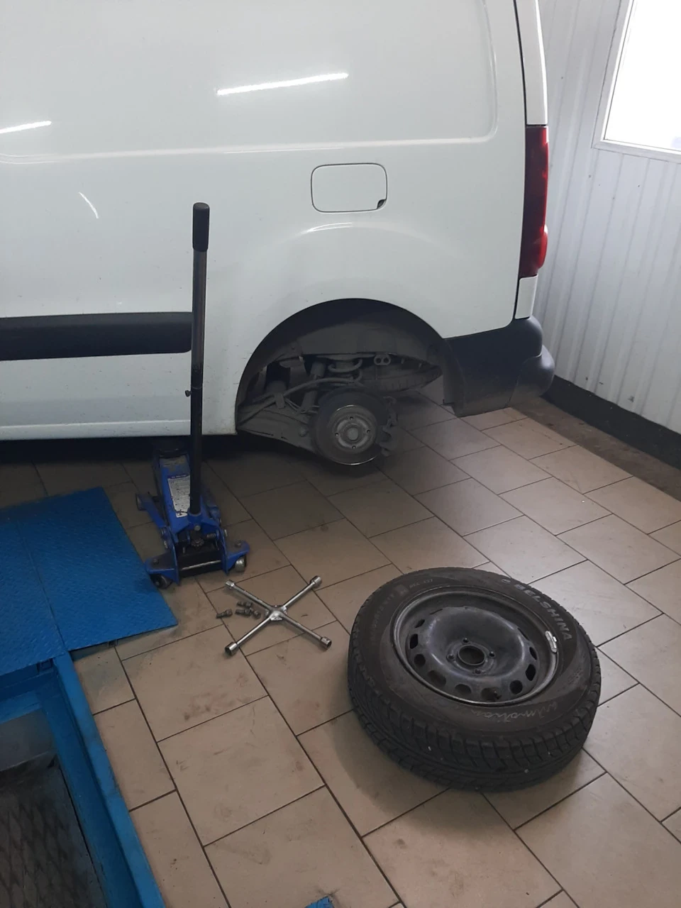 Заміна колодок задніх