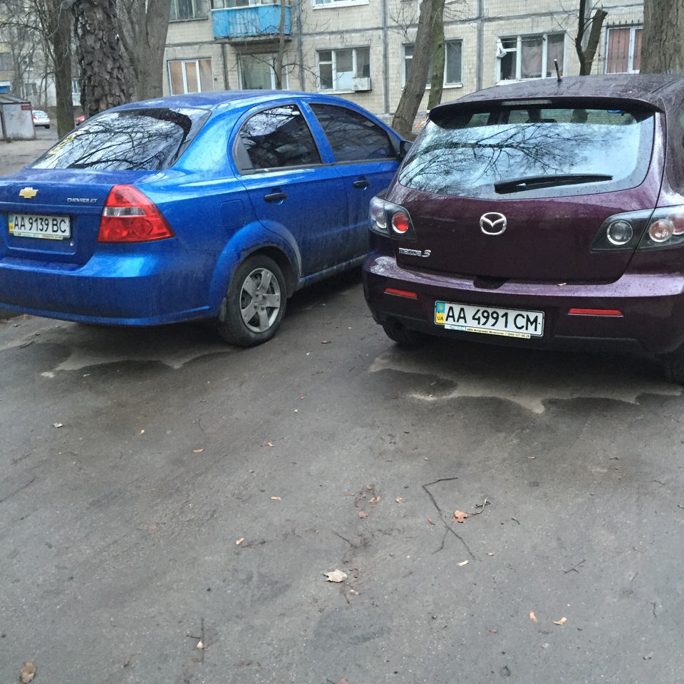 парковані у дворі 4