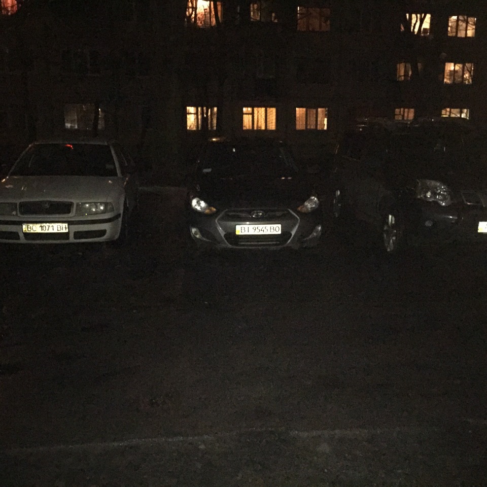 парковані у дворі 1