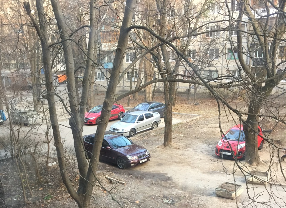 парковані у дворі 5