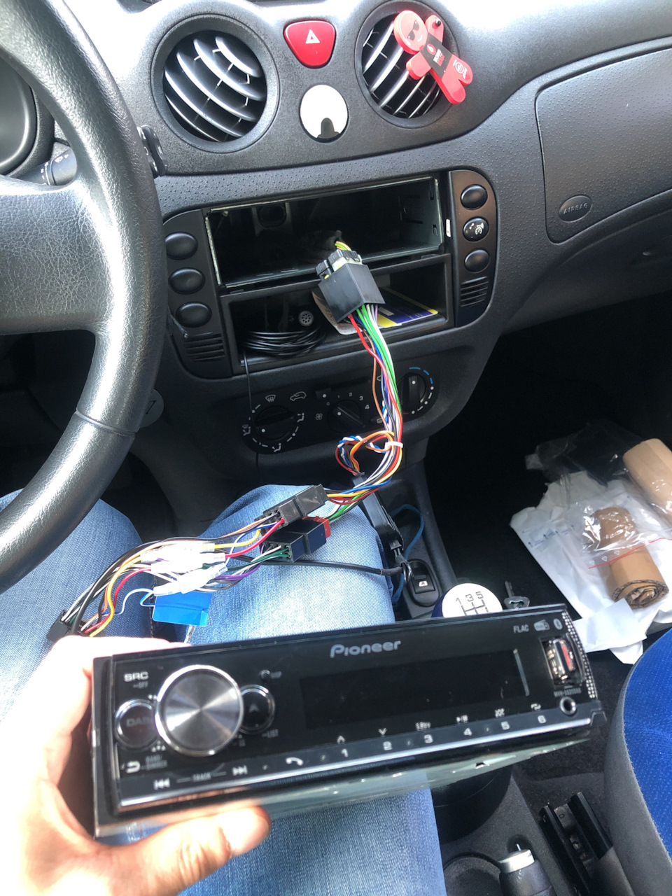 Музика Pioneer mvh-s520dab 1