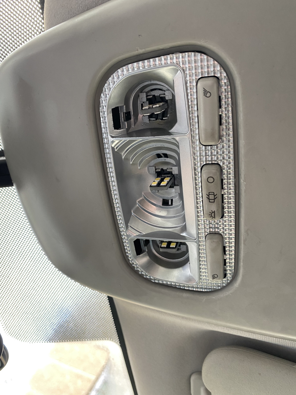 Citroen C3 Picasso заміна лампочок у салоні автомобіля 4