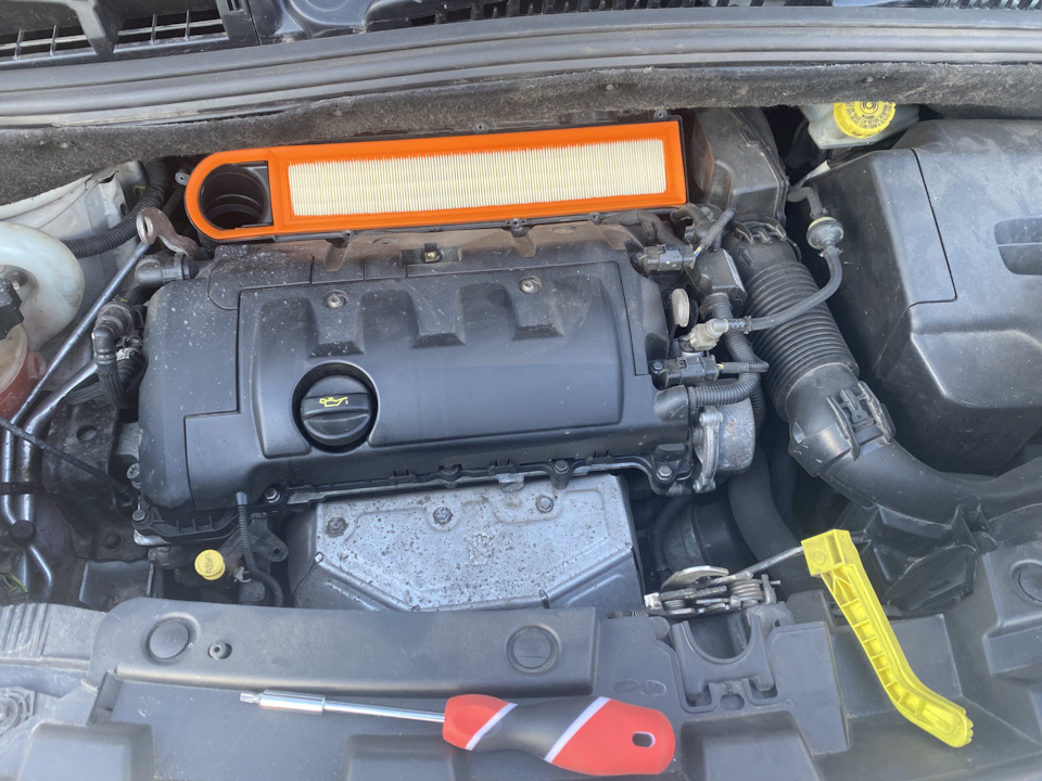 Заміна свічок запалювання Citroen c3 Picasso 3