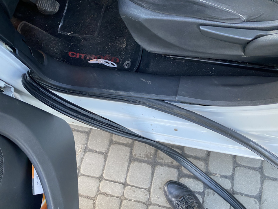 Заміна ущільнювача водійських дверей Citroen C3 Picasso 2