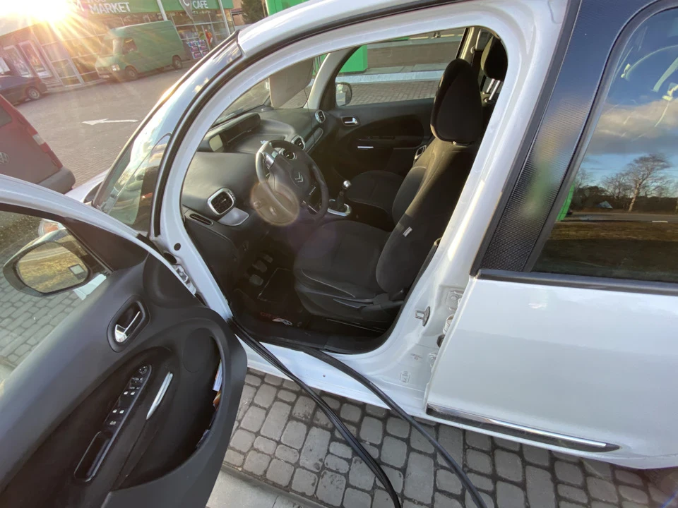 Заміна ущільнювача водійських дверей Citroen C3 Picasso