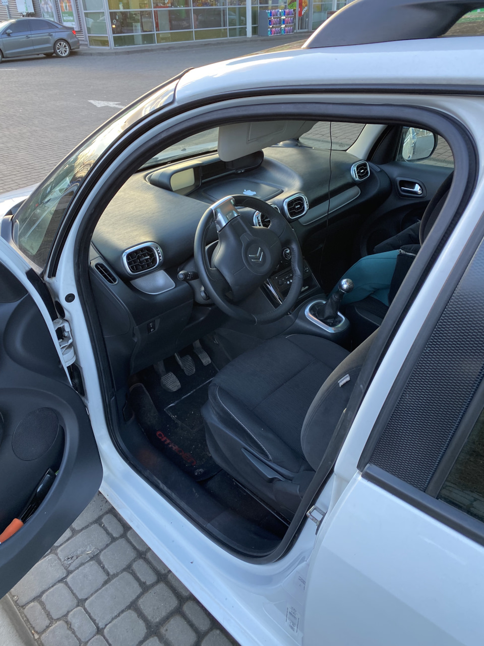 Заміна ущільнювача водійських дверей Citroen C3 Picasso 3