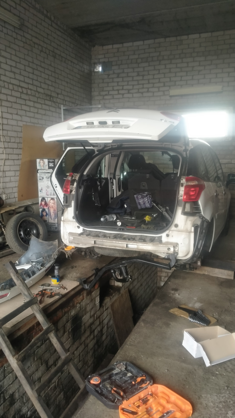 Причіпний пристрій Westfalia та блок узгодження причепа ВSC на Citroen c4 picasso 2010 1