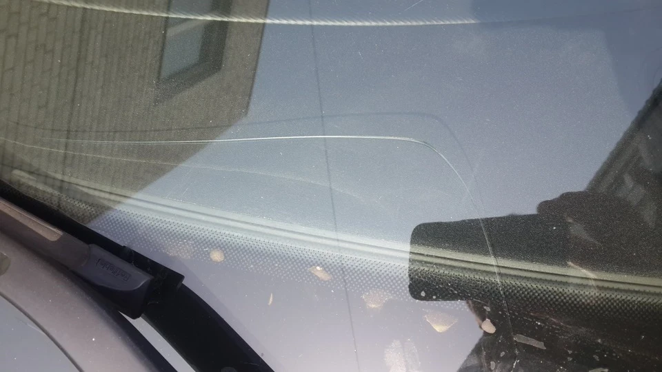Постріл камінчика з-під колеса авто, що йде попереду ... І не пред'явиш!.. (