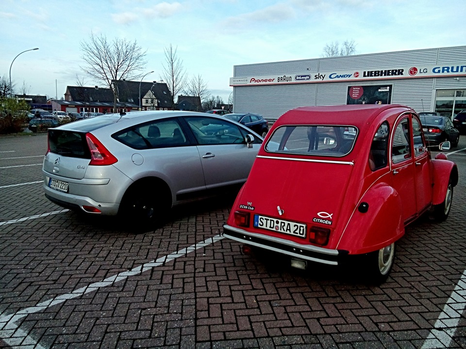 Зустріч дідуся з онуком або 2CV vs C4 2