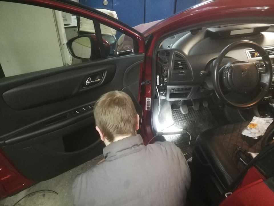Встановлення підсвічування передніх дверей 6362.N6 2