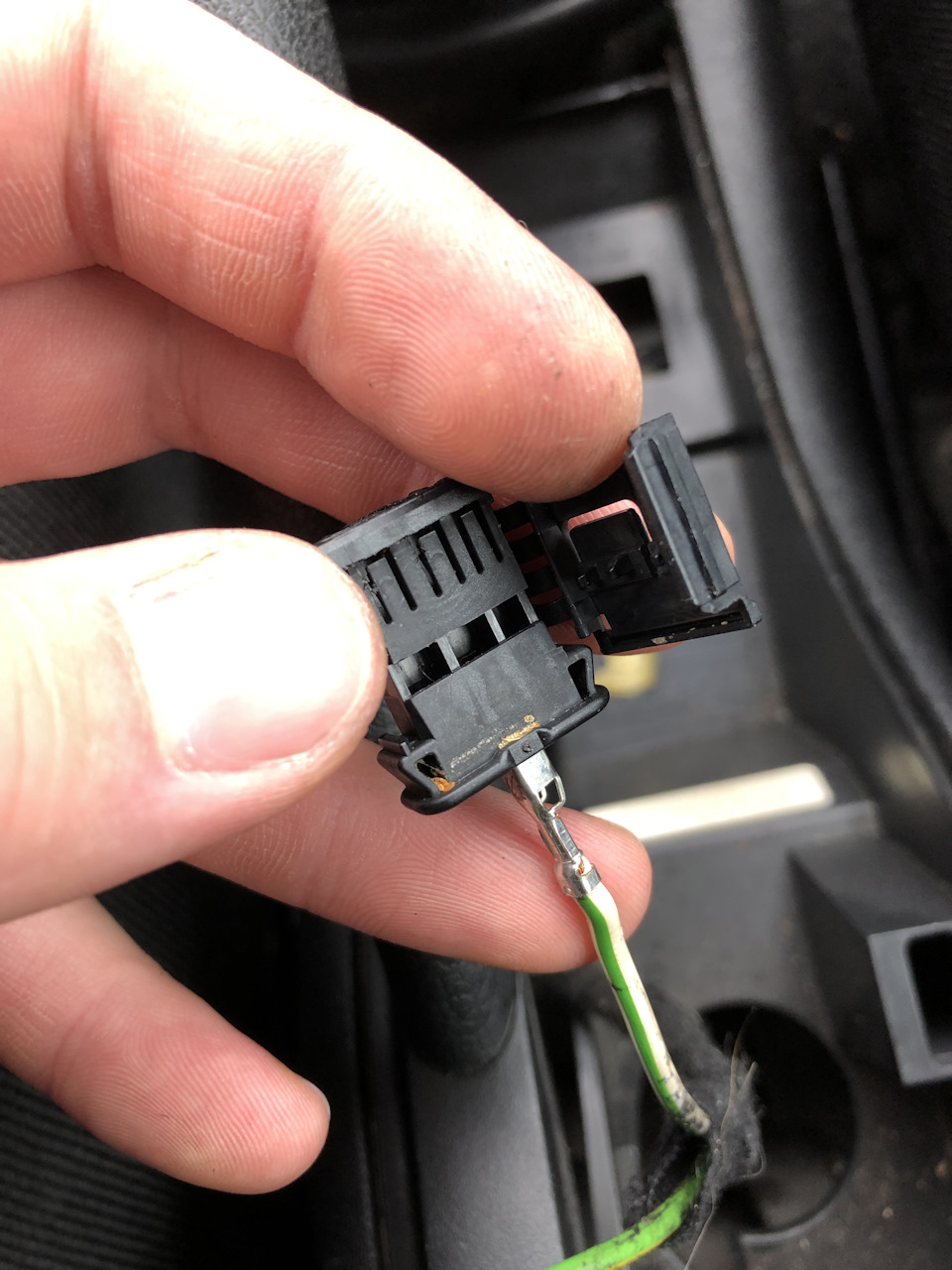 Заміна розетки на 12В, установка USB, розпинання. 4