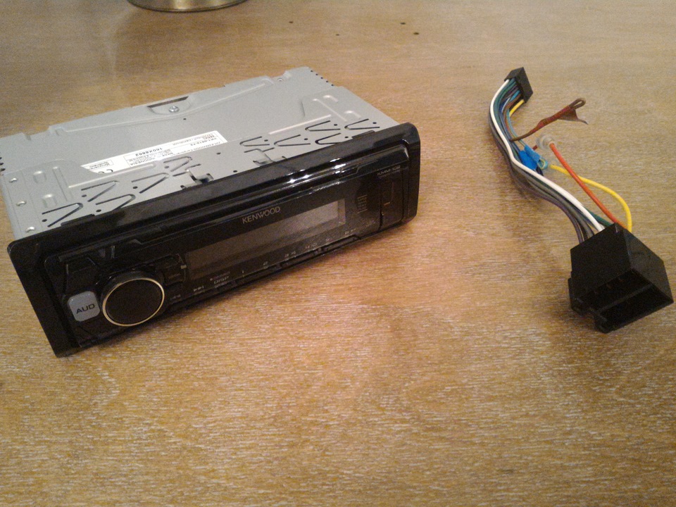 Розпакування Kenwood KMM-102AY 3