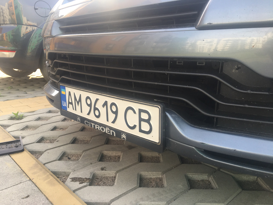 Встановлення номерних рамок із символікою Citroen + приємна дрібниця 1