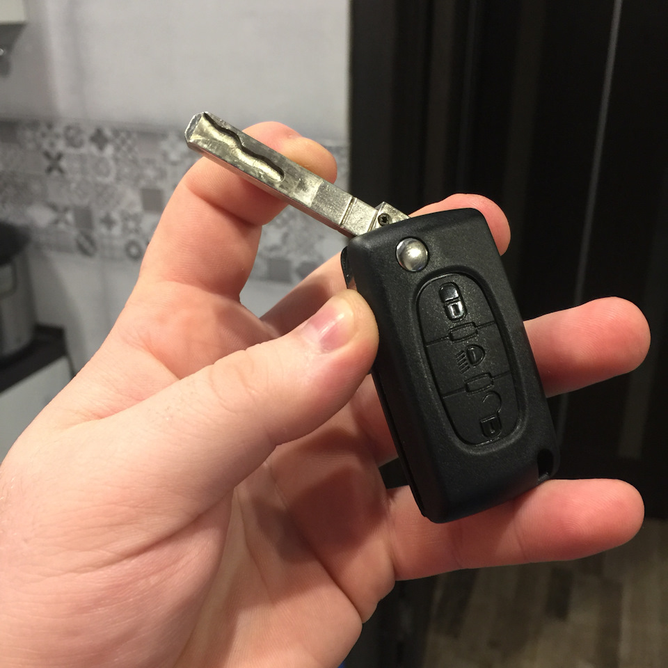 Заміна корпусу та жала ключа запалювання Citroen C4 4