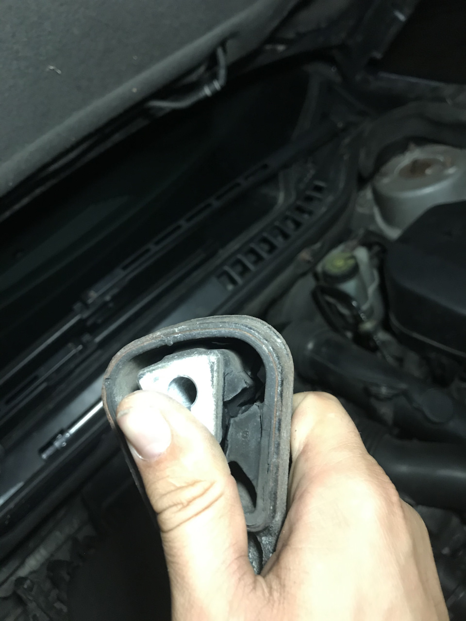 Заміна подушки двигун Citroen C5 1.6HDI 4