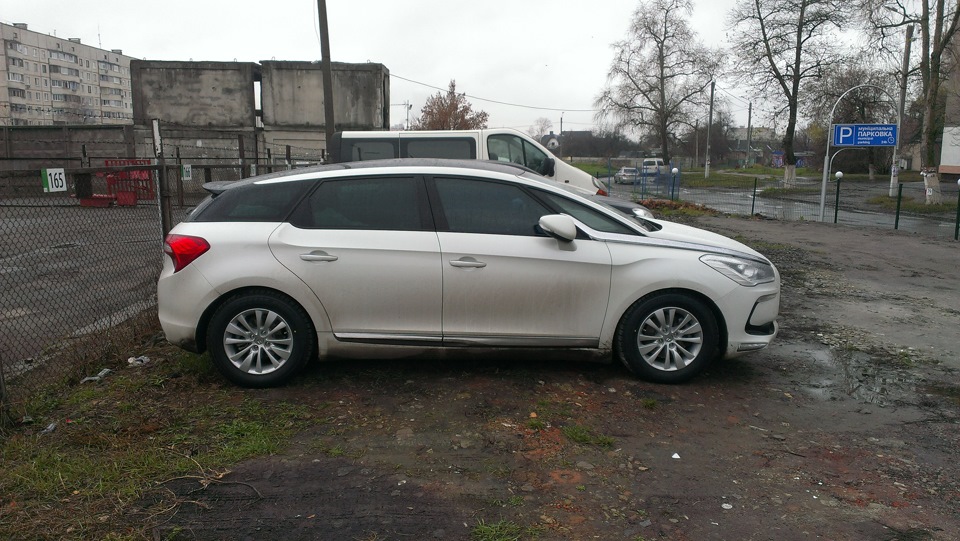 Citroen DS5 на зимових R16 1