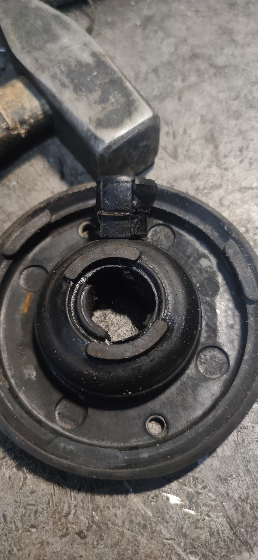 KYB вже не те чи коротке життя опорного підшипники 3
