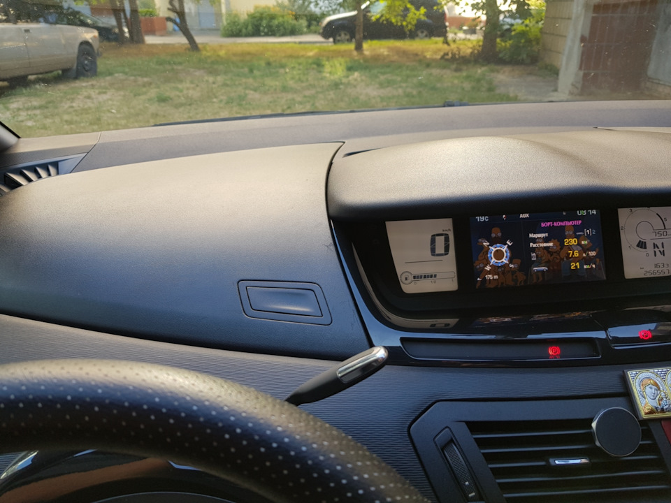 Пофарбував кнопки верхніх бардачків 3