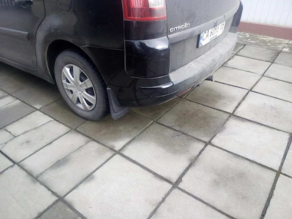 встановив бризковики