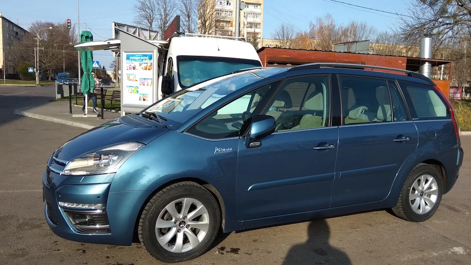 Продав свою міні яхту...