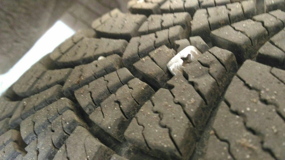 Впіймав саморезик в покришку 2
