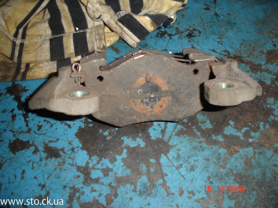 Встановлення задніх колодок Brembo P 61032 2