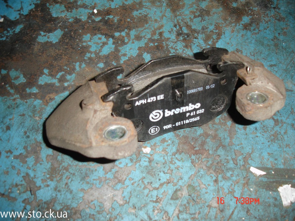 Встановлення задніх колодок Brembo P 61032 3